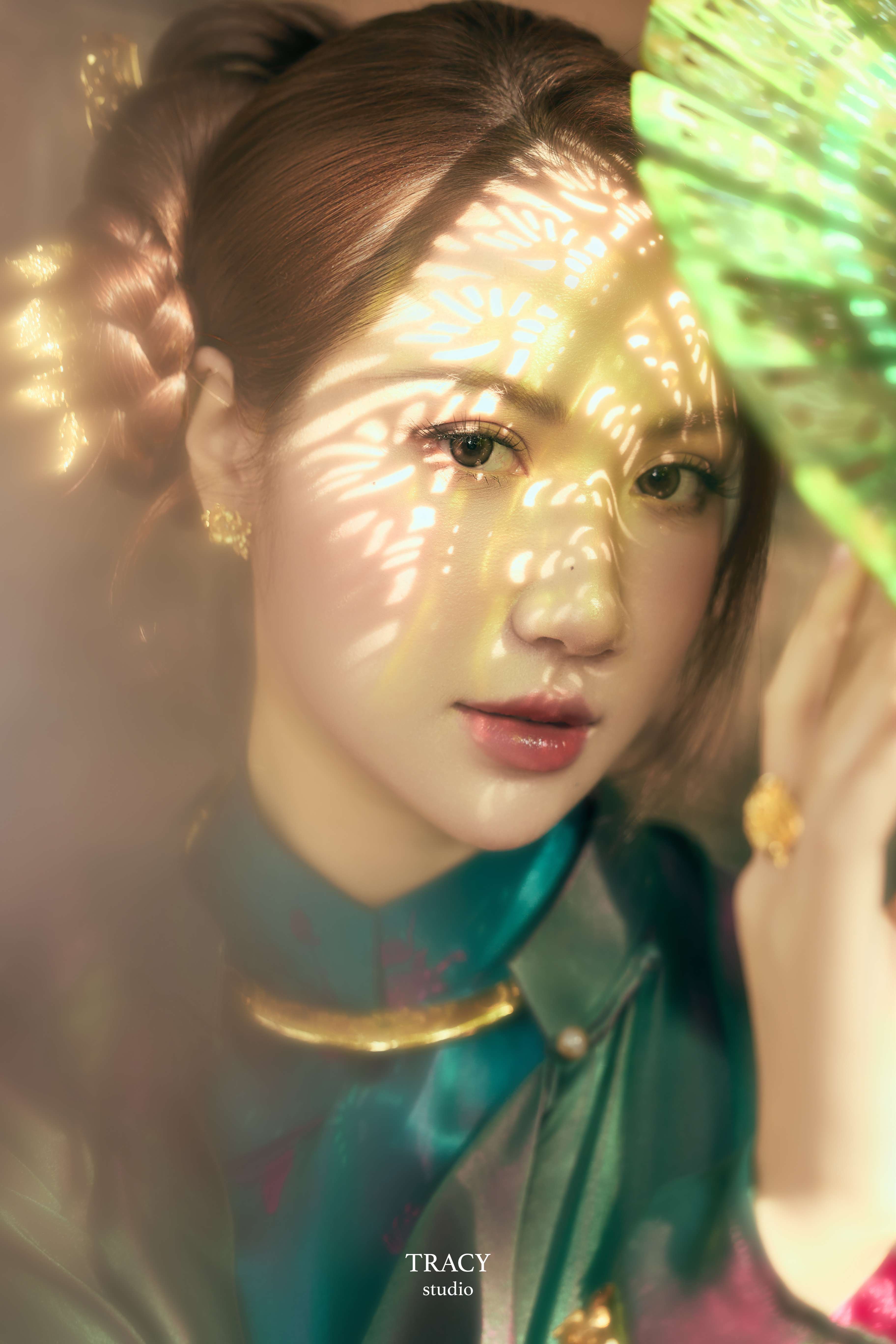 frontend/img/gallery/anh-tet-yem-ao-dai/tracy-studio-chup-concept-ao-dai-chi-mai (4).jpg